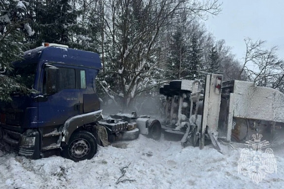 На трассе Иваново - Нижний Новгород завалился на бок полуприцеп-цистерна